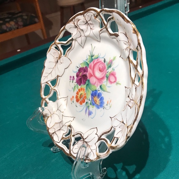 Exquisite China Plate with Flowers, Gold Trim & scalloped-cut out edges - Picture 2 of 7